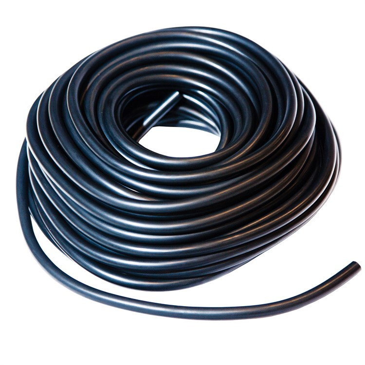 En rulle av latexslangen 